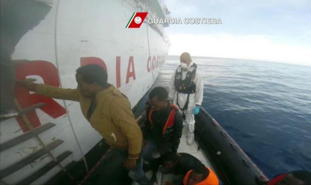 sbarco-migranti-arrestato-scafista-and-egrave-un-algerino-di-18-anni