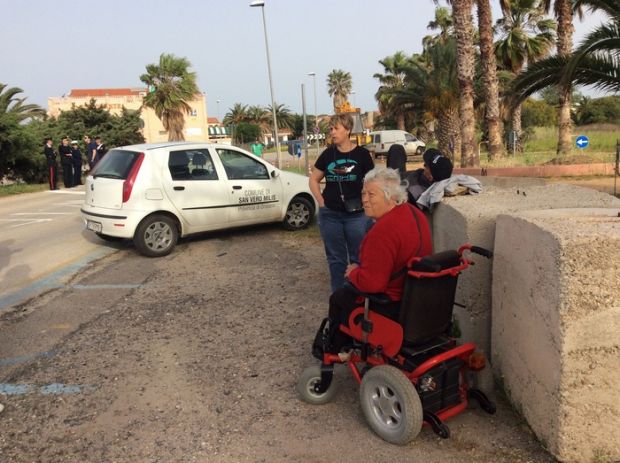 protesta-putzu-idu-carrozzine-disabili-bloccano-le-ruspe