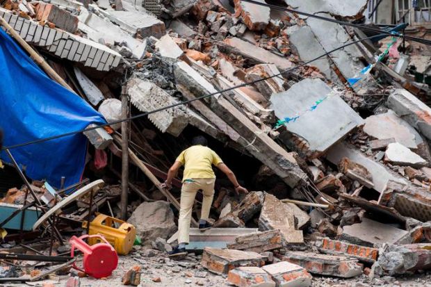 un-fotografo-sardo-nell-inferno-del-nepal-and-quot-ho-i-bambini-nel-cuore-and-quot