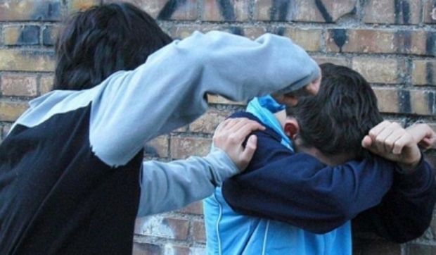 bullismo-bruciano-piede-a-un-amico-e-filmano-la-scena-indagati-un-19enne-e-2-minorenni