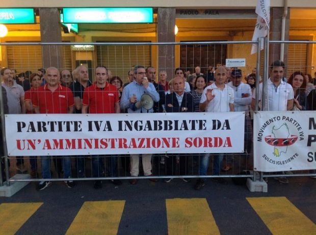 piazza-ciusa-recintata-flash-mob-di-protesta-a-carbonia