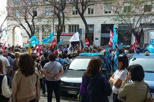 scuola-no-a-ddl-governo-renzi-sit-in-di-studenti-prof-e-sindacati