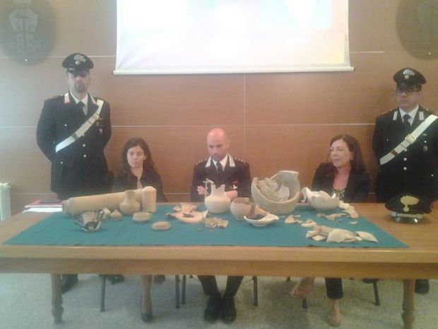 calici-anfore-e-monete-tesoro-archeologico-sequestrato-a-orroli-denunciato-un-tombarolo