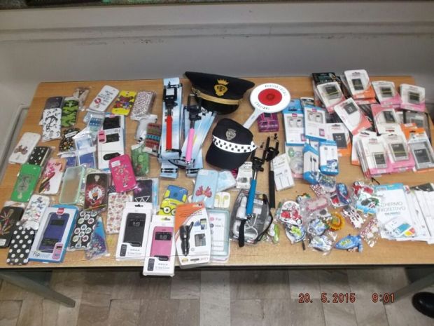 bancarelle-dei-pachistani-e-cingalesi-maxi-sequestro-tra-via-roma-e-piazza-yenne