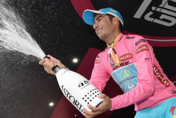 giro-d-and-rsquo-italia-aru-and-egrave-maglia-rosa