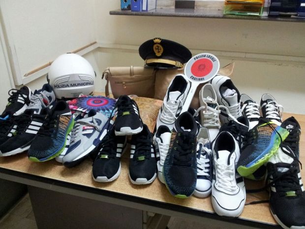 Sequestro merce contraffatta Largo Carlo Felice sequestro-merce-contraffatta-largo-carlo-felice-ambulanti-abusivi-nel-mirino