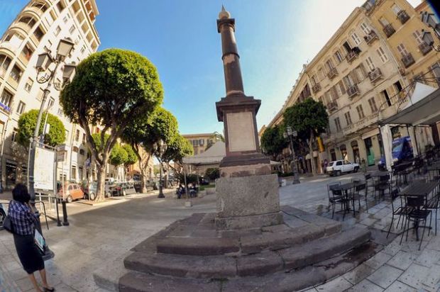 Piazza Yenne piazza-yenne-salta-posto-di-blocco-e-fugge-nelle-viuzze-di-stampace-denunciato