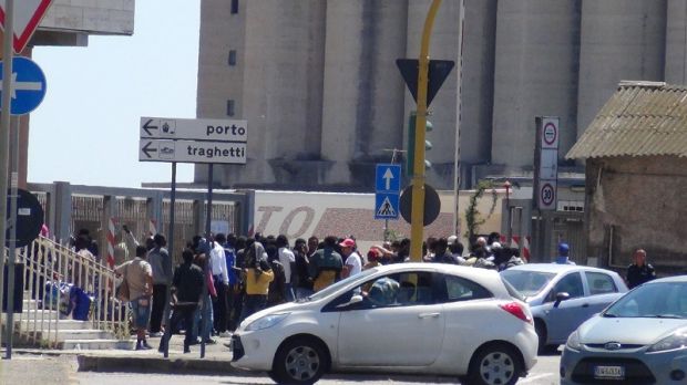 protesta-al-porto-50-profughi-vogliono-lasciare-l-and-rsquo-isola-per-raggiungere-il-nord-europa