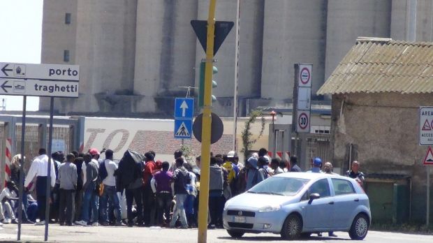 migranti-notte-di-protesta-al-porto-la-soluzione-volo-charter-per-la-penisola