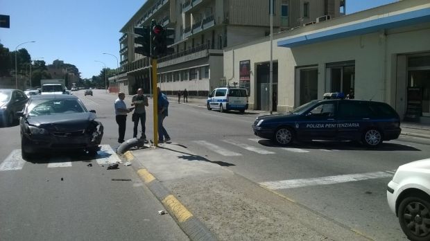 Tensione in viale Diaz tensione-in-viale-diaz-urtata-auto-scorta-del-mezzo-blindato-dei-detenuti-ferito-un-agente