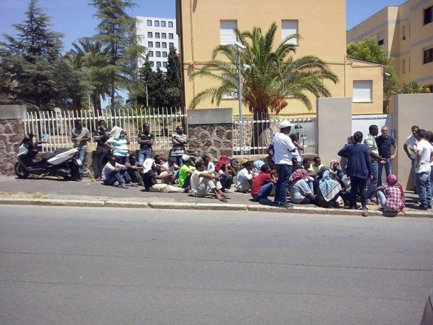 Migranti al porto migranti-al-porto-la-protesta-si-allarga-a-carbonia-sap-denuncia-and-quot-sistema-sicurezza-al-collasso-and-quot