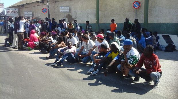 migranti-seconda-notte-all-addiaccio-fuori-dal-porto