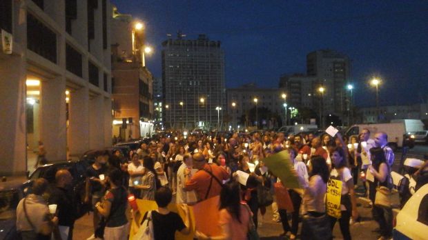 fiaccolata-per-la-scuola-in-500-contro-la-riforma-renzi-contestata-la-sede-del-pd-foto