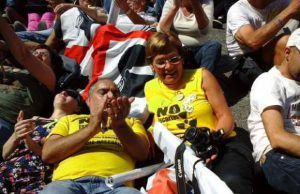 no-scorie-manifestanti-sdraiati-per-protesta-in-via-roma-traffico-bloccato