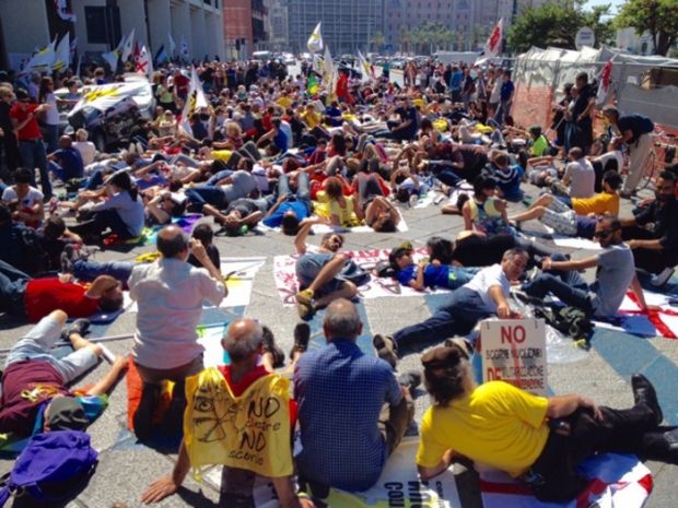 no-scorie-flash-mob-in-tutta-l-isola-manifestanti-sdraiati-in-terra-per-protesta