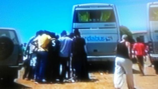 immigrati-asserragliati-sul-bus-trattative-ad-oltranza