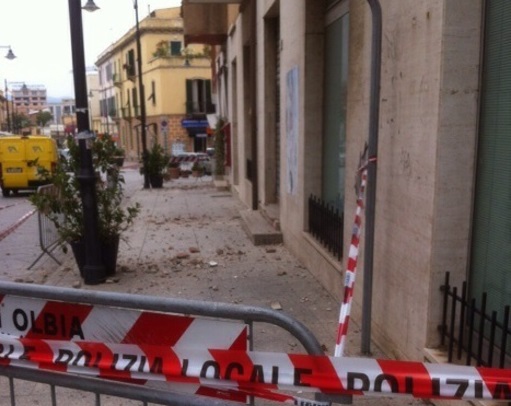 Crollo calcinacci in centro: è polemica crollo-calcinacci-in-centro-and-egrave-polemica
