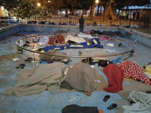 la-foto-piscina-di-piazza-matteotti-il-riparo-dei-migranti