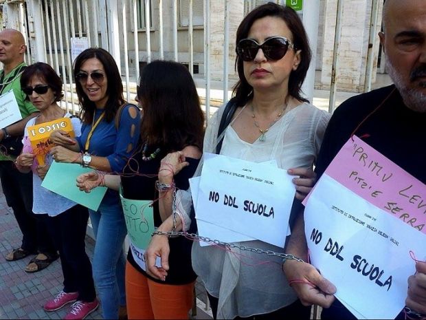 Dettori: 50 docenti incatenati al cancello dettori-50-docenti-incatenati-al-cancello