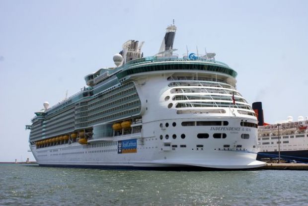 Turisti e crociere turisti-e-crociere-due-navi-in-citt-and-agrave