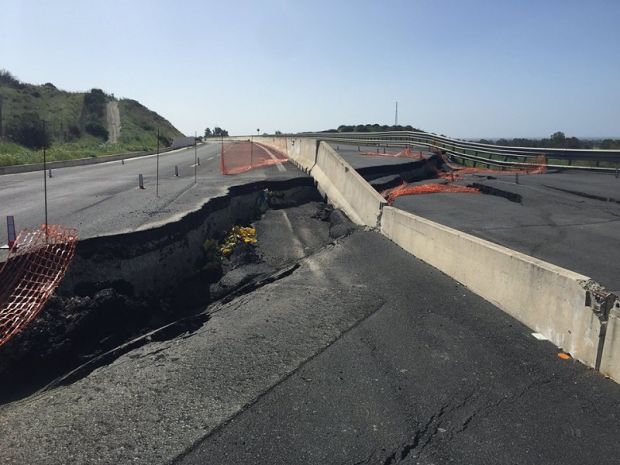 scandalo-554-sotto-la-strada-crollata-discarica-abusiva-indagati