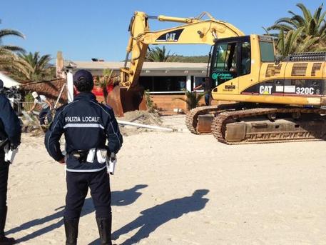 baretto-abusivo-da-30-anni-arriva-la-ruspa-tensione-in-spiaggia