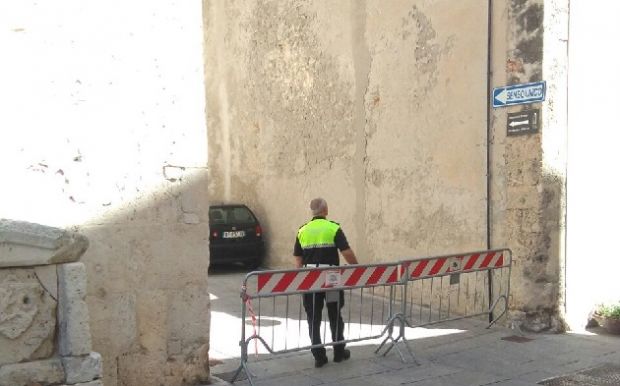 crollano-calcinacci-chiusa-via-fossario