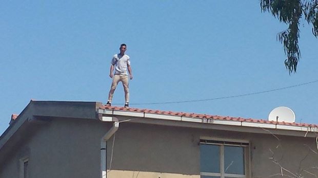 molentargius-tensione-allo-sgombero-manifestante-sul-tetto-and-ldquo-via-la-polizia-and-rdquo-foto-video