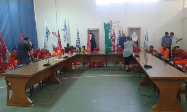 lotta-per-il-lavoro-a-olmedo-minatori-occupano-la-sala-consiliare