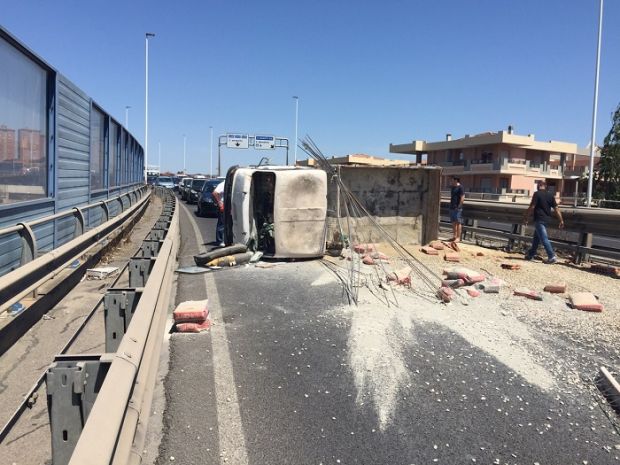 autocarro-si-ribalta-chiuso-asse-mediano