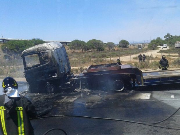 Paura a Macchiareddu paura-a-macchiareddu-camion-prende-fuoco-in-strada