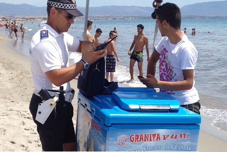 poetto-sigarette-insabbiate-e-ambulanti-abusivi-raffica-di-multe