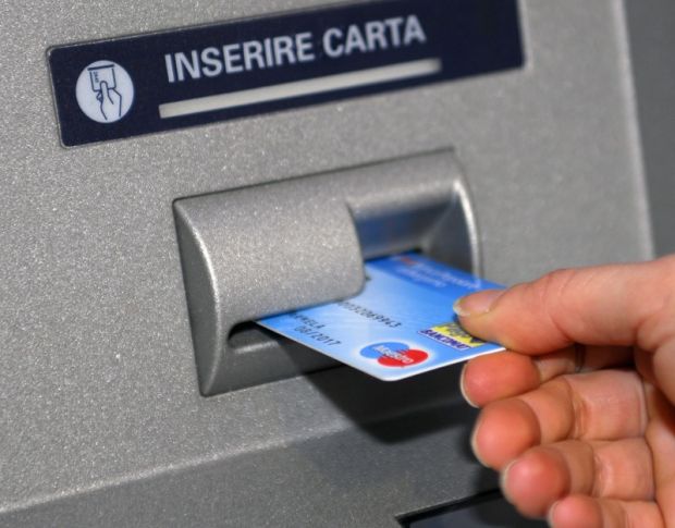 trova-bancomat-e-pin-e-preleva-600-euro-incastrato-dalle-telecamere-e-denunciato