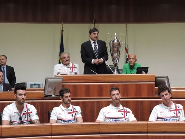 dinamo-festa-in-consiglio-regionale-ganau-and-ldquo-e-and-rsquo-una-banda-di-pazzi-and-rdquo