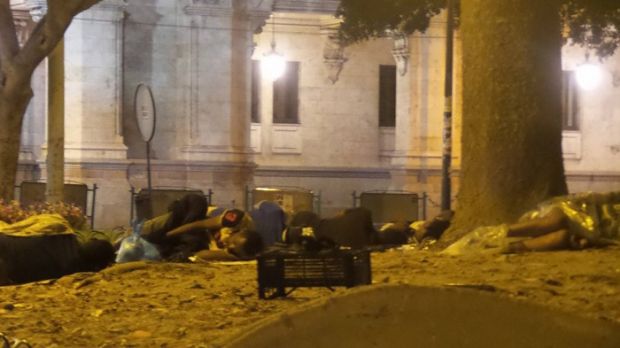 pili-and-quot-l-accoglienza-bivacco-in-piazza-and-rdquo