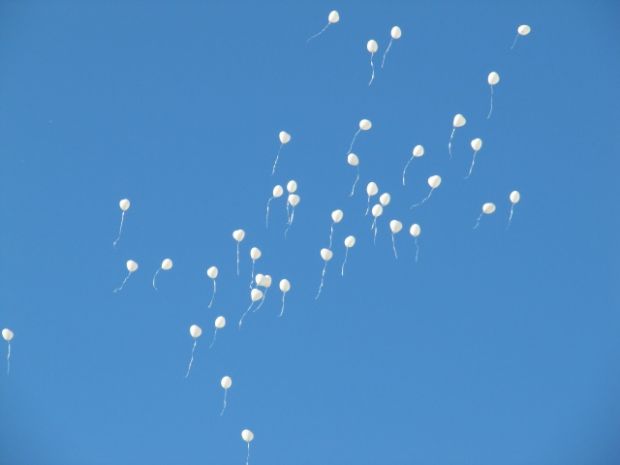 uccisa-dall-and-rsquo-elica-palloncini-e-lacrime-per-l-and-rsquo-addio-a-letizia