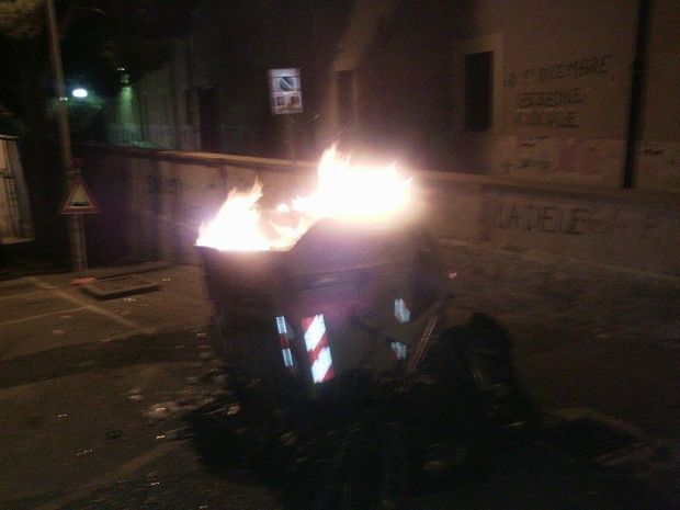 incendi-d-and-rsquo-auto-e-cassonetti-tra-citt-and-agrave-e-hinterland-intossicato-un-autotrasportatore