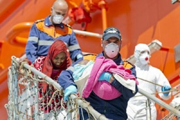 immigrazione-nave-in-arrivo-al-porto-a-bordo-anche-un-cadavere-e-14-ustionati