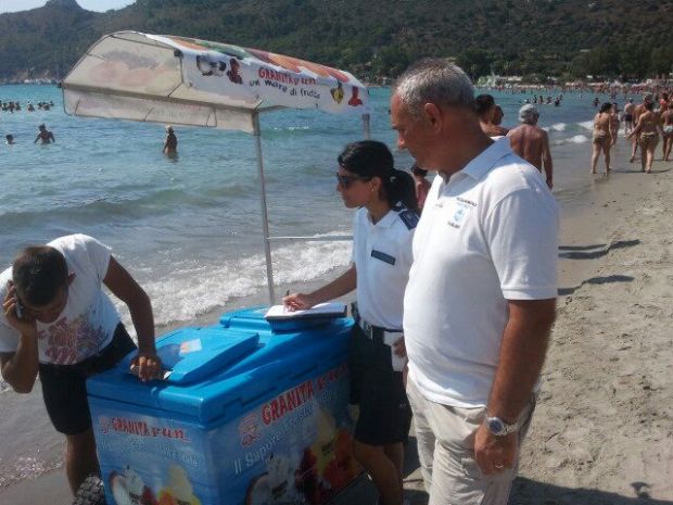 poetto-mille-euro-di-multa-a-venditore-abusivo-di-granite