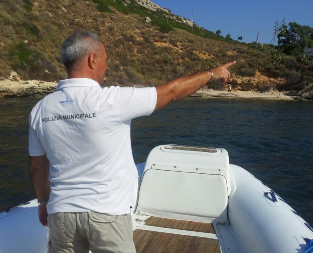 poetto-surf-senza-autorizzazione-multa-da-mille-euro-in-fuga-parcheggiatori-abusivi