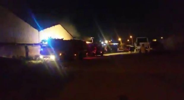 viale-la-playa-capannone-in-fiamme-distrutte-3-barche