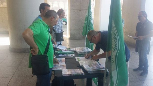 and-ldquo-via-il-cippo-per-carlo-giuliani-a-genova-and-rdquo-polizia-raccoglie-firme-in-via-roma