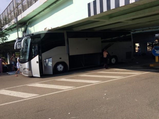 sant-and-rsquo-elia-bus-turistico-incastrato-sotto-cavalcavia
