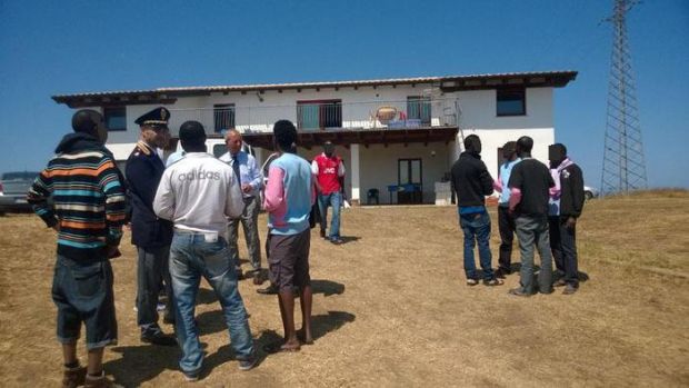 tensione-nel-centro-migranti-lite-finisce-a-coltellate