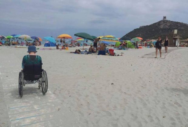 spiaggia-a-ostacoli-per-turista-disabile-and-quot-in-sardegna-persone-splendide-ma-troppe-barriere-and-quot