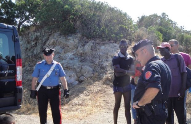 commercio-abusivo-a-villasimius-maxi-operazione-dei-carabinieri-controllate-30-persone