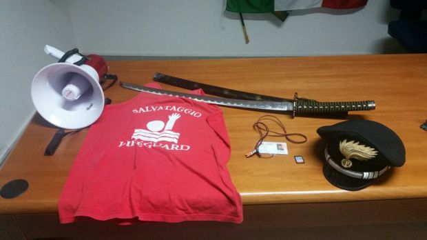 and-quot-c-and-egrave-uno-squalo-and-quot-per-filmare-la-fuga-dalla-spiaggia-seminano-il-panico-denunciati