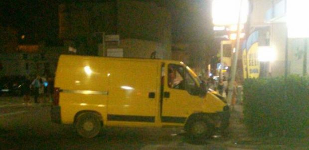 via-is-maglias-furgone-contro-un-palo-ferito-il-conducente