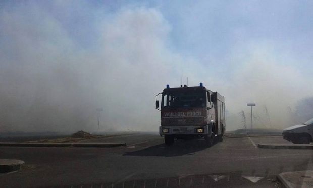 incendio-vicino-alle-case-paura-a-carbonia