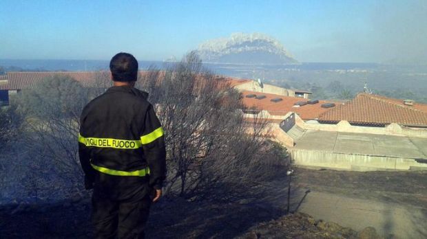 fuoco-in-gallura-i-danni-85-ettari-distrutti-case-bruciate-e-villaggio-evacuato